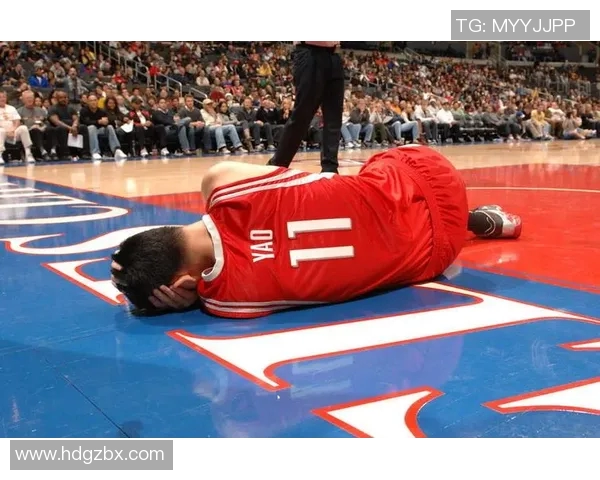 姚明在比赛中意外受伤头部出血引发球迷关注与担忧