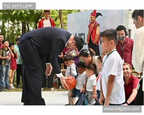 姚明街头偶遇球迷热情互动分享篮球梦想瞬间