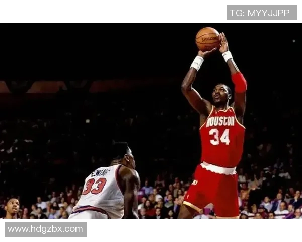 奥拉朱旺与姚明的对比分析：两位传奇中锋的风格与成就探讨