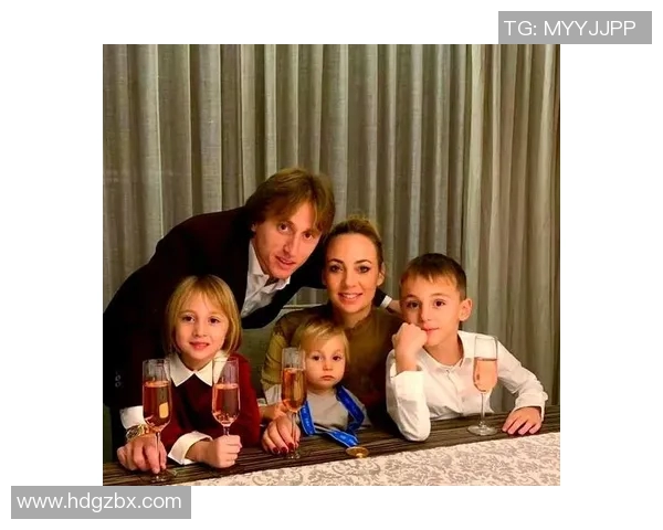 足球明星的女友莱娜：她背后的故事与爱情旅程揭秘