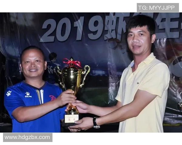 足球明星齐聚一堂全身印团队合影展现团结与激情的瞬间 足球明星齐聚一堂全身印团队合影展现团结与激情的瞬间